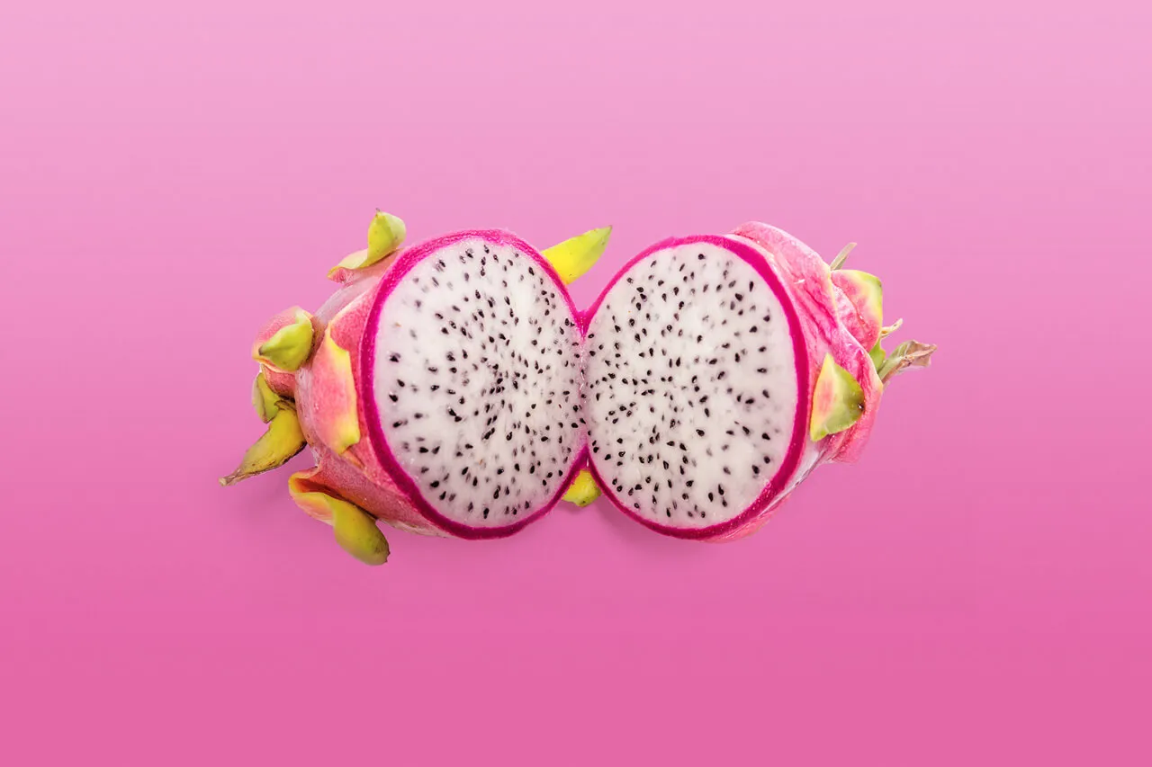 Drachenfrucht auf pinkem Hintergrund